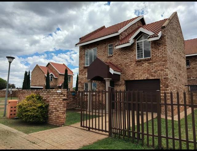 3 BEDROOM TOWNHOUSE FOR SALE IN BAILLIE PARK